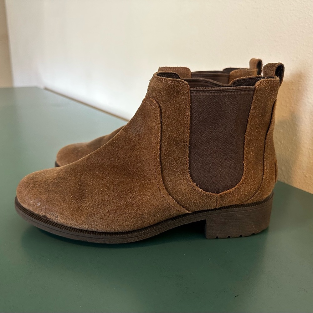 UGG® Bonham II Chelsea Boot Suede Leather Ankle Boots EUC Women’s Size - 9